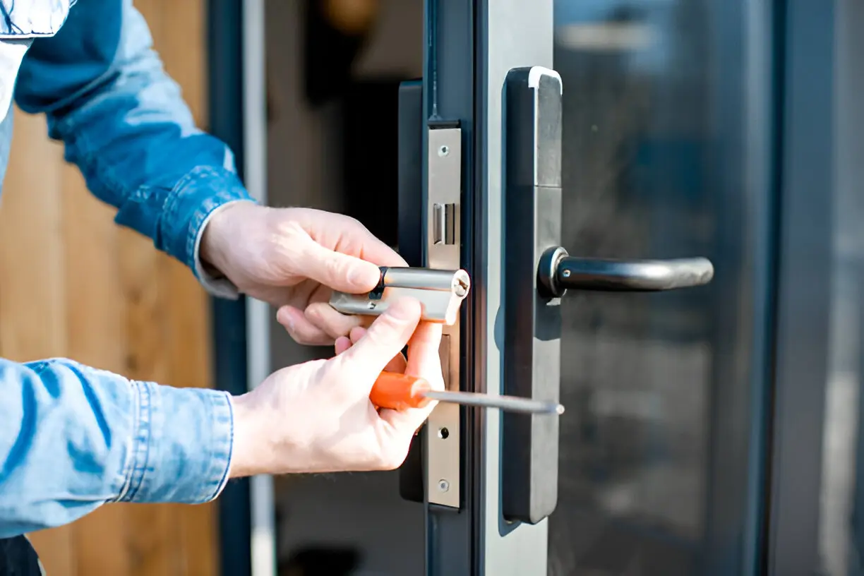 24/7 locksmith 6 Local 24/7 locksmith assisting with residential lockout in Springfield