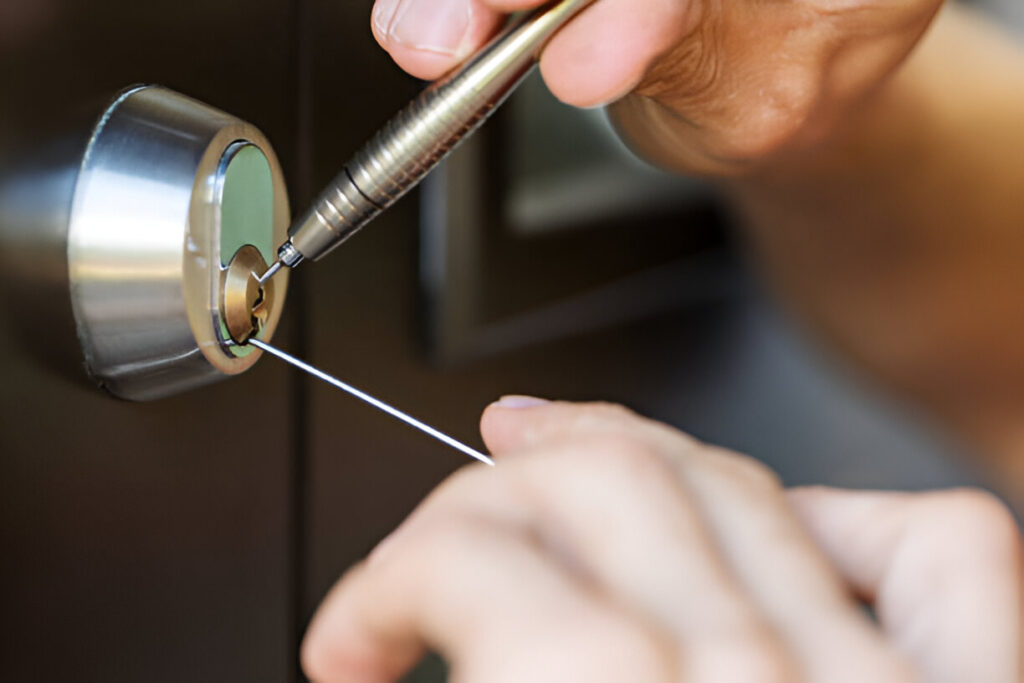 Emergency locksmith service securing a Springfield business with new lock installation